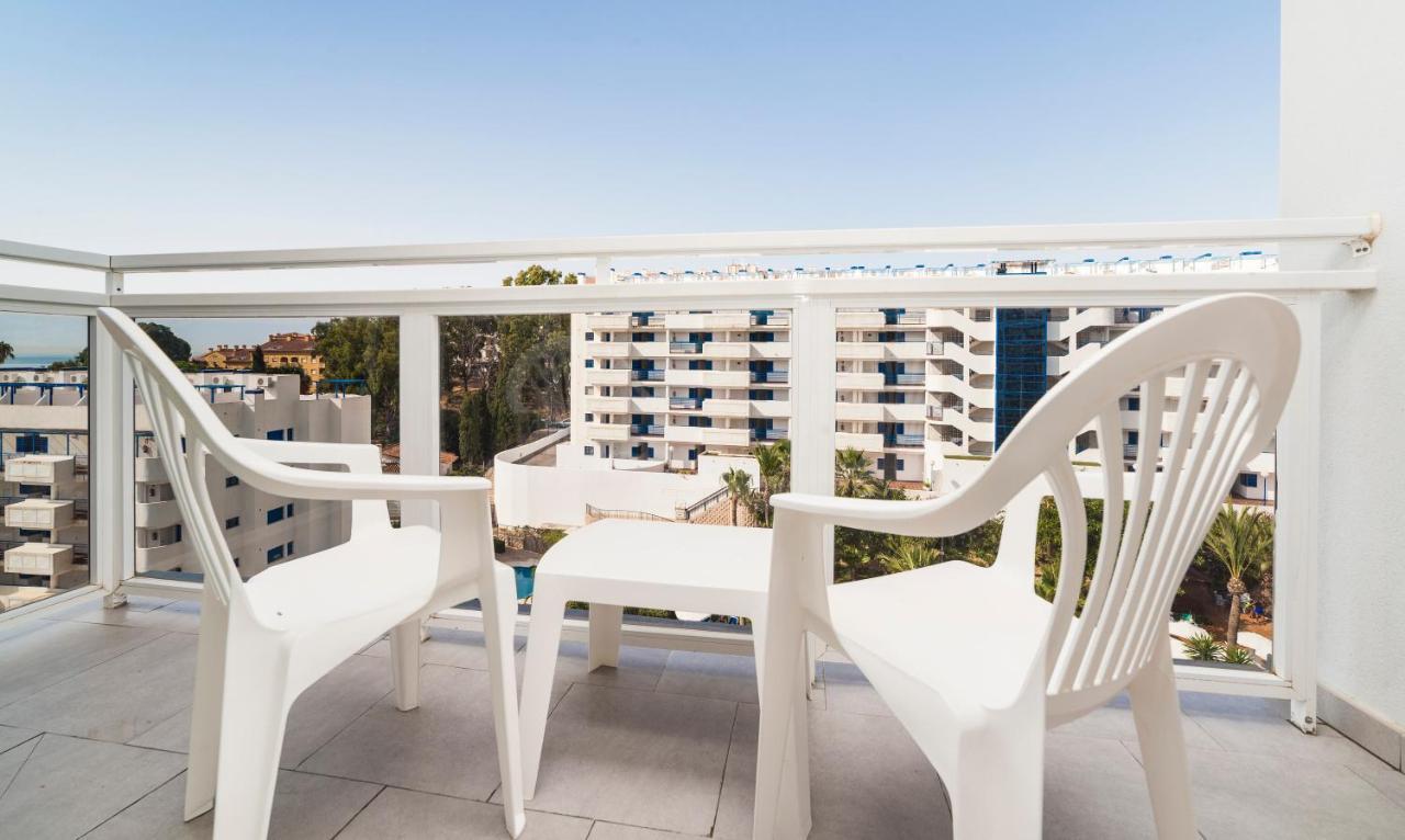 Chambre Double (2 Adultes + 1 Enfant) - Vue sur Piscine